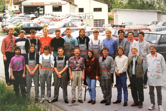 Das Team vom Autohaus Vogl. Bis zum Jahr 2010 wächst das Team auf insgesamt 52 Mitarbeiter in verschiedenen Bereichen an.
